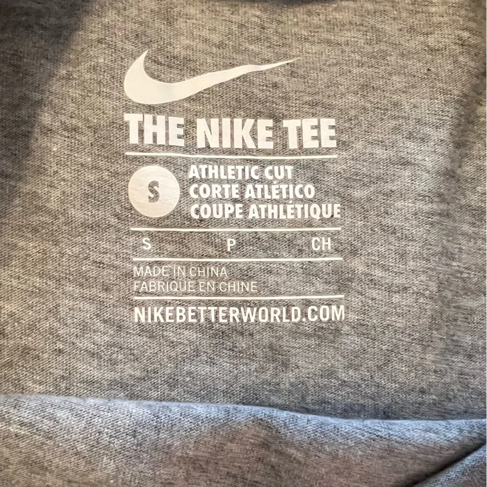 NWOT Nike Running Breathable ‘Live Fast and Kick...’ Graphic Top, Size Small - Picture 7 of 7